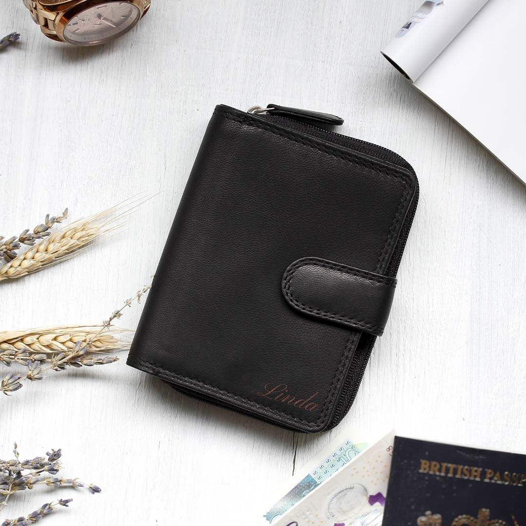 Black leather wallet for women with an engraved Name to the lower right